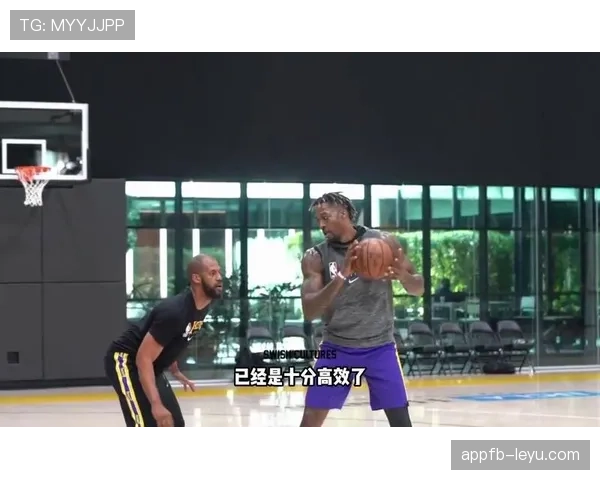 霍华德篮下抗衡篮网内线，提升防守效率拉开差距